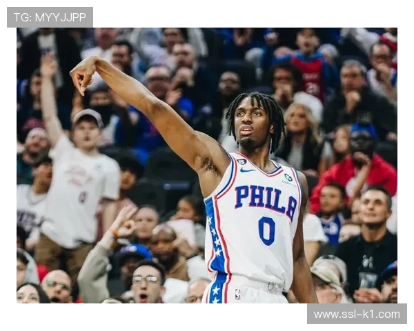 巴黎多打一人场面反显被动，恩里克中场调整成逆转转折点